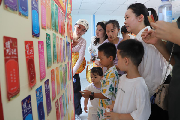 一直猜燈謎。主辦方供圖