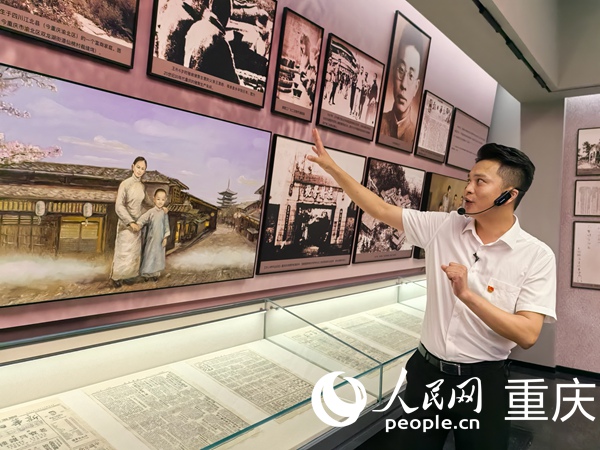 劉浩向記者介紹王樸烈士生平事跡。人民網記者 馮文彥攝