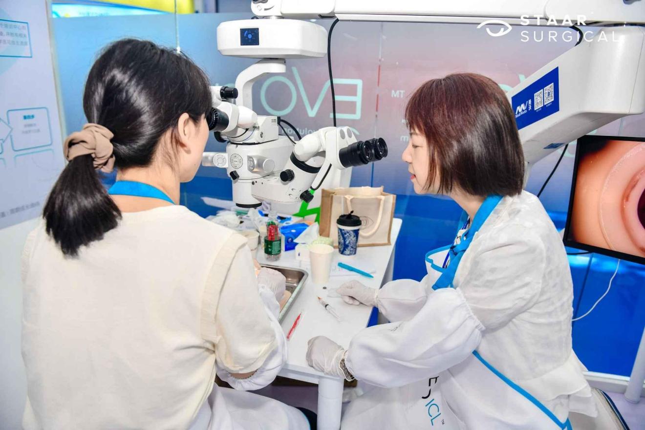 汪紅帶教現場。重慶華廈眼科醫院供圖