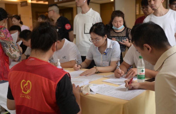 獻血活動現場。重慶安琪兒婦產醫院供圖