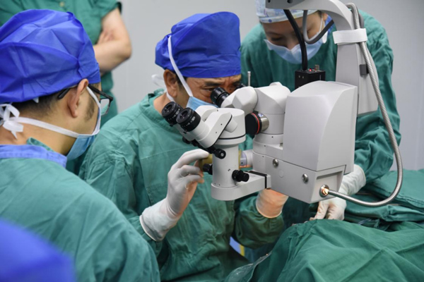 陳茂盛正在進行手術。重慶愛爾兒童眼科醫院供圖