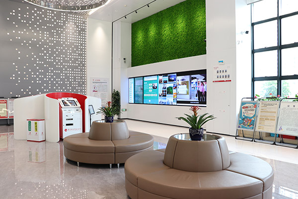 重慶農商行江津分行在廳堂打造的“綠色家園”。重慶農商行供圖