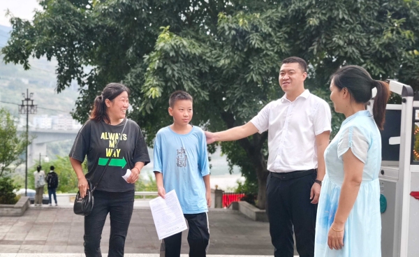 學校領導和老師在校門口迎接新同學。重慶市武隆區育才中學供圖