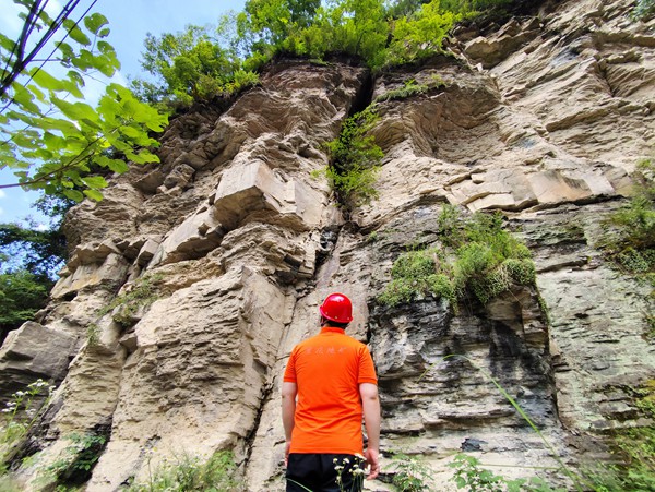 《日常巡查》。6月30日，107地質隊駐守黔江地質工程師路正昆巡查轄區地災隱患點。李明亮攝