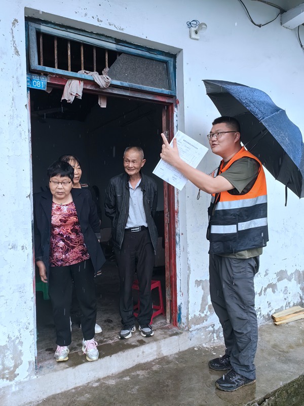 《走村入戶宣傳地災防治》4月16日，合川區鹽井街道炮臺村，川東南勘察公司駐守地質工程師竹越（右一）向地質災害隱患點附近的居民宣傳防災避險知識。楊歡攝