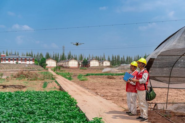 利用無人機進行高空配電線路巡檢。國網重慶永川供電公司供圖