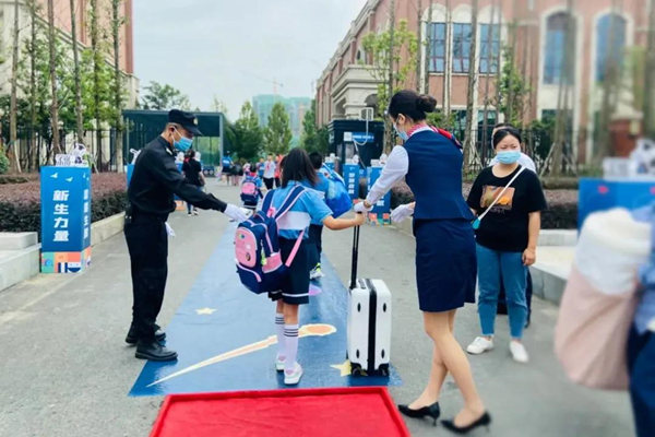 新鷗鵬文教服。新鷗鵬集團供圖