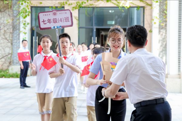 新生入場。黃炎培中學校供圖