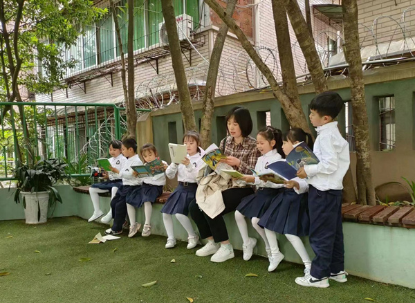 張高霞與學生共讀共悟。受訪者供圖