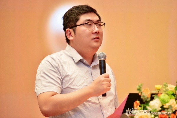 羅克致辭。重慶松山醫院供圖