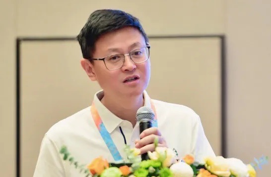 陳黎明就《突圍之路——DRG付費改革背景下的非公醫院創新探索》課題展開分享。重慶松山醫院供圖