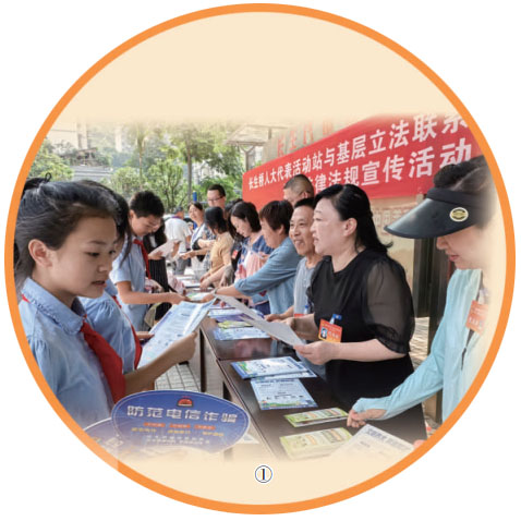 重慶市南岸區人大代表和南岸區長生橋鎮人大代表，在廣陽灣智創生態城基層立法聯系點進行普法宣傳。 田益瑞攝（人民視覺）
