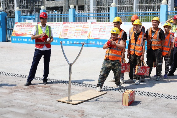 工友們體驗中秋游園活動。主辦方供圖