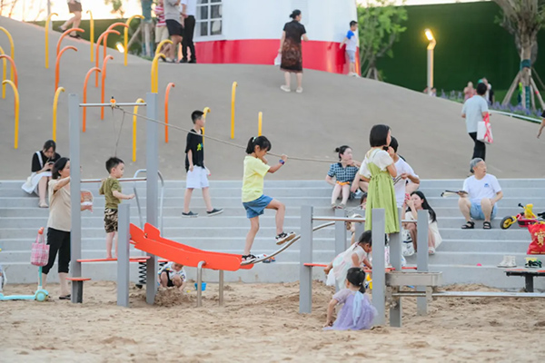 9月17日，節假日期間，市民帶著小朋友們正在親子兒童樂園沙灘上玩耍。重慶龍湖供圖