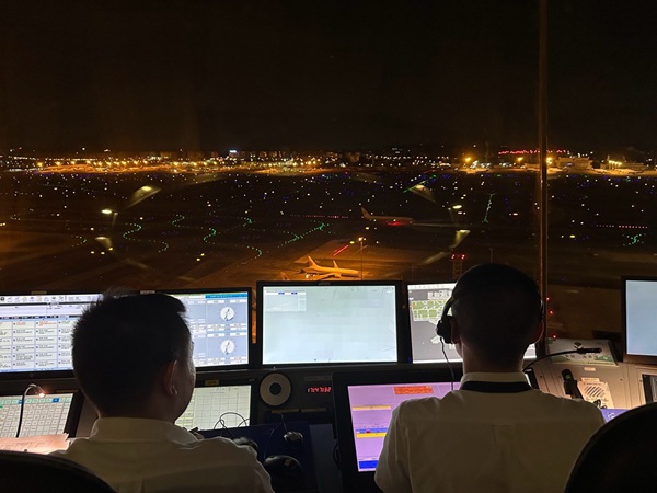 重慶空管分局塔臺管制員向試飛機組發布管制指令。王瀾皓攝