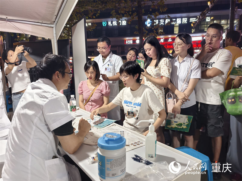 夜市里正在排隊等候義診的市民。人民網 陳琦攝