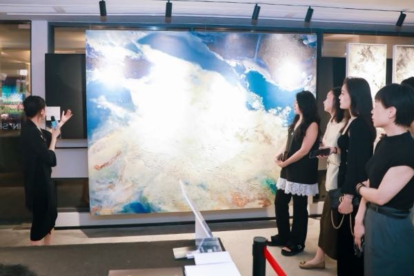 觀眾參觀藝術作品。主辦方供圖