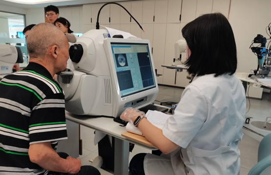 醫生為患者檢查眼部情況。重慶南坪愛爾眼科醫院供圖