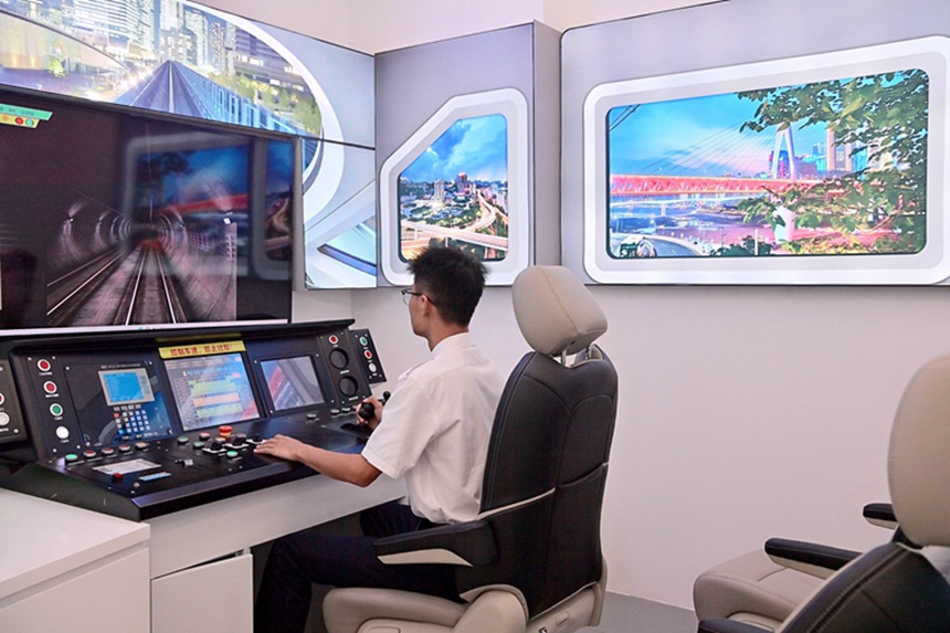學生在城軌駕駛體驗艙學習。熊桂偉攝