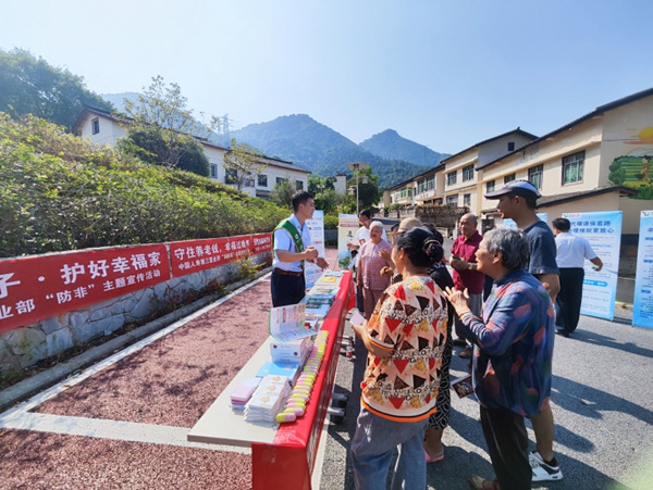 中國人壽壽險重慶市分公司深入江北區復盛鎮華山村開展金融教育宣傳活動。中國人壽壽險重慶市分公司供圖