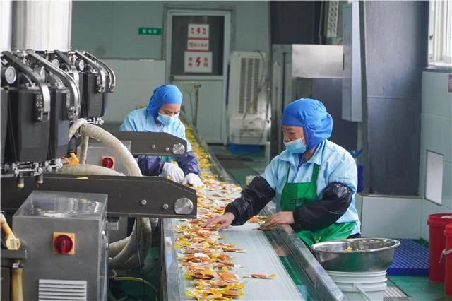 上口佳數字化生產車間，工人在檢查產品質量。梁平區融媒體中心供圖