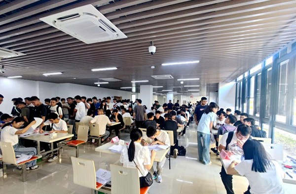 重慶市鐵路集團所屬產業公司同高校應屆畢業生簽訂勞動合同。重慶交通開投鐵路集團供圖