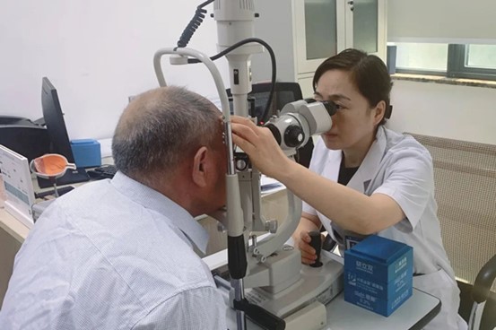 李琳為患者檢查眼部情況。重慶華廈眼科醫院供圖