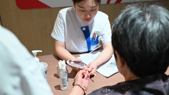 護士為老年患者測血糖。重慶南坪愛爾眼科醫院供圖