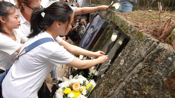 音樂學院學生向烈士獻花。西南大學供圖