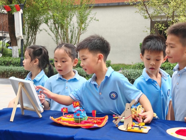 學生參觀手工作品?？得澜值拦﹫D