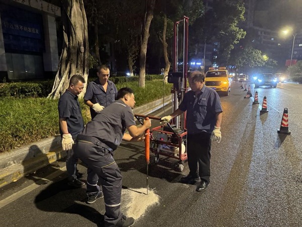 搶險施工人員連夜探測驗漏。重慶燃氣集團供圖