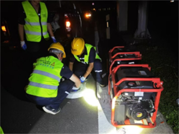 工作人員正在搶修線路。重慶鐵塔供圖