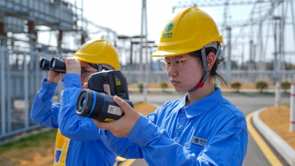 運維人員進行紅外測溫。國網重慶超高壓公司供圖