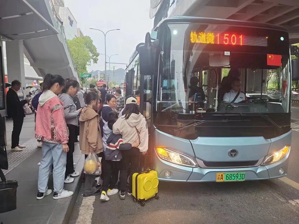 保障國慶假期出行。重慶交通開投集團供圖