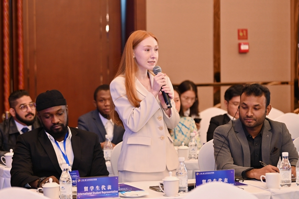 高校師生代表與嘉賓進行問答交流。鄒樂攝