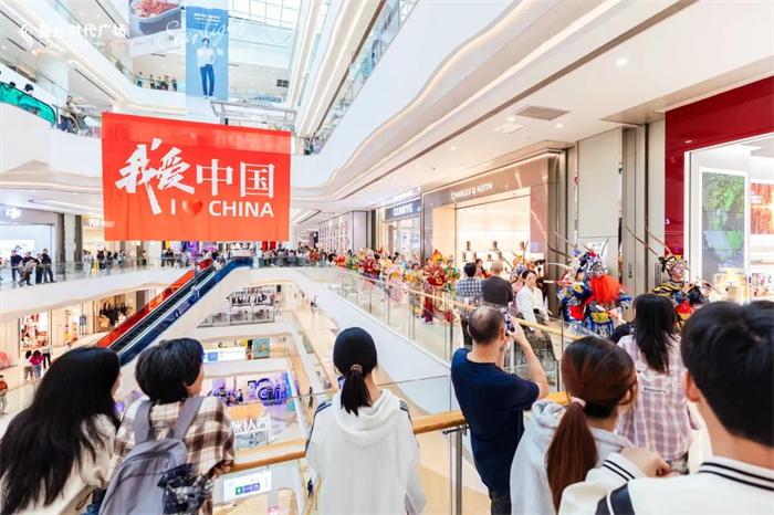 游客在商場拍照打卡(南岸區文旅委供圖)