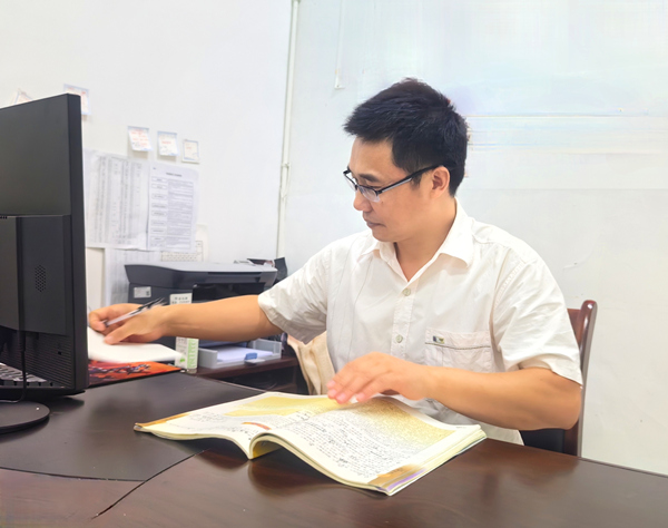 備課中的鄧雄飛。受訪者供圖