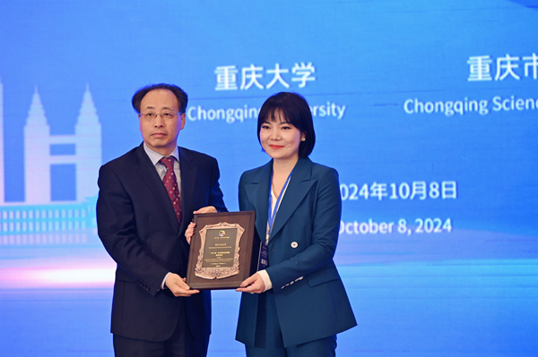 王樹新為西北工業大學代表授牌。鄒樂攝