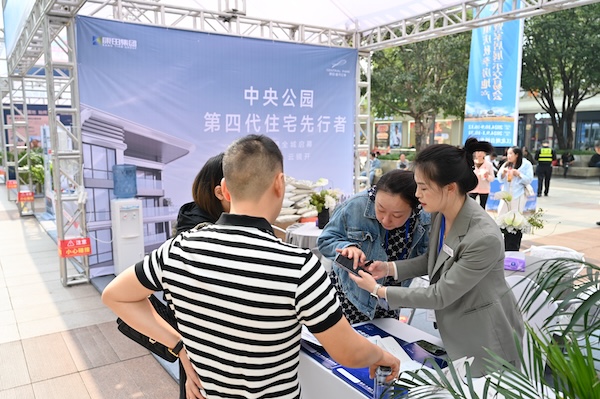 市民在了解樓盤相關情況。鄒樂攝