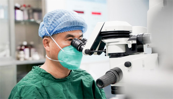 安曉巨為患者進行手術。重慶華廈眼科醫院供圖