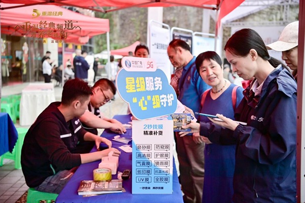 中國廣電工作人員現場進行“文化養老”公益服務。主辦方供圖