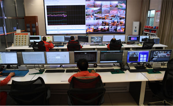儲氣庫員工在中心控制室實時監控生產數據。 相國寺儲氣庫供圖。