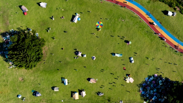 市民來到開州故城公園的草坪上，享受著休閑的快樂時光。開州區委宣傳部供圖