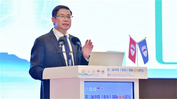 第三屆中歐（重慶）國際呼吸論壇主席、重慶醫科大學附屬第一醫院呼吸科主任郭述良進行講解。 重醫附一院供圖