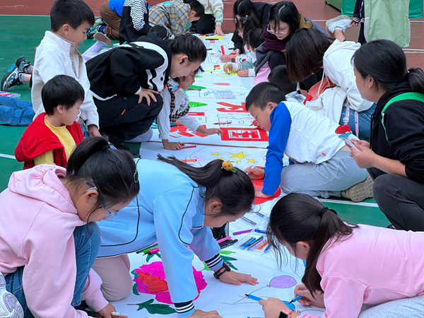 青少年們一起繪制十米長卷。渝北區青少年活動中心供圖