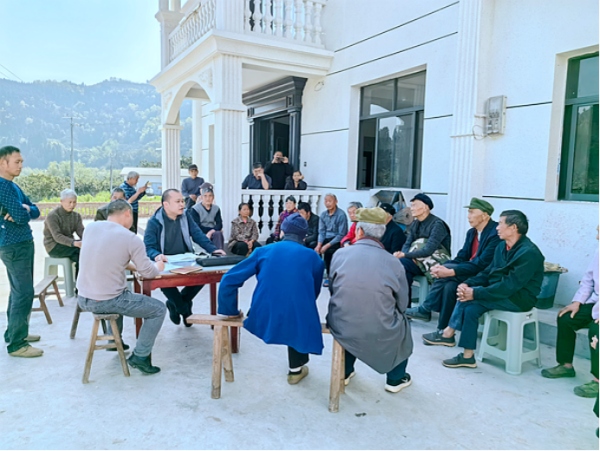 化解信訪矛盾。敖軍攝