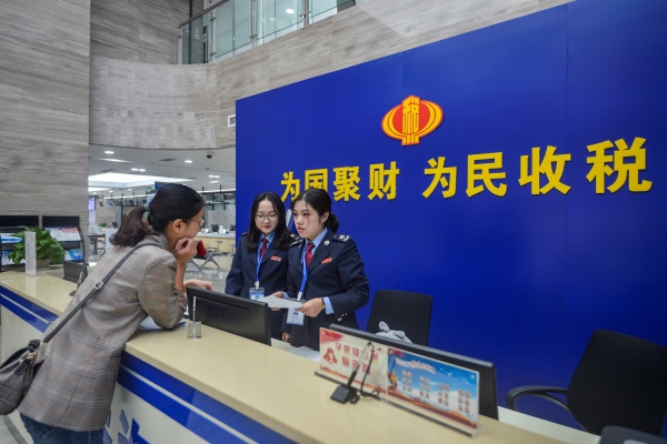 企業服務廳稅務窗口人員正在解答政策。榮昌區委宣傳部供圖