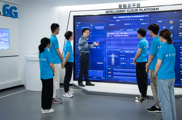 教師使用云平臺開展現場教學。學校供圖