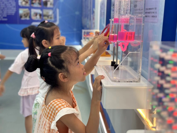 青少年體驗科普樂趣。長生橋鎮同景社區供圖