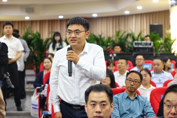 企業代表咨詢相關政策。江北區委宣傳部供圖